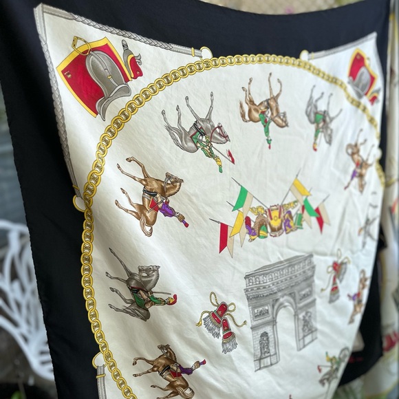 Authentic. Preloved. In perfect condition. Visible sign of use. Size: 35x35 - Picture 5 of 5